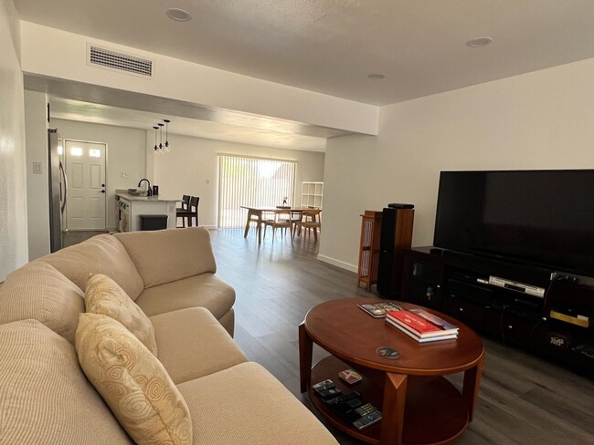 Living Room - 907 E Broadmor Dr