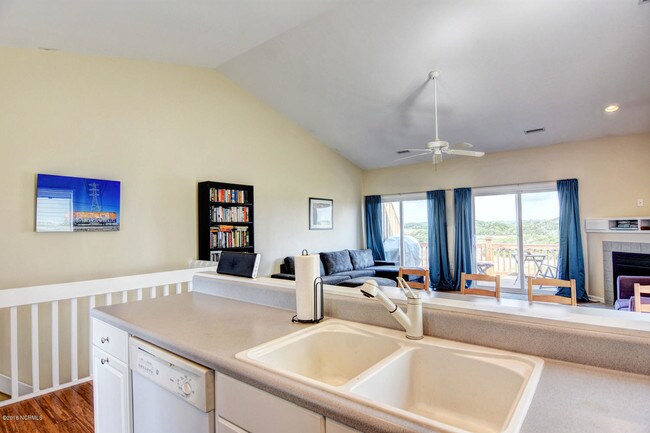 Building Photo - 513 N New River Dr