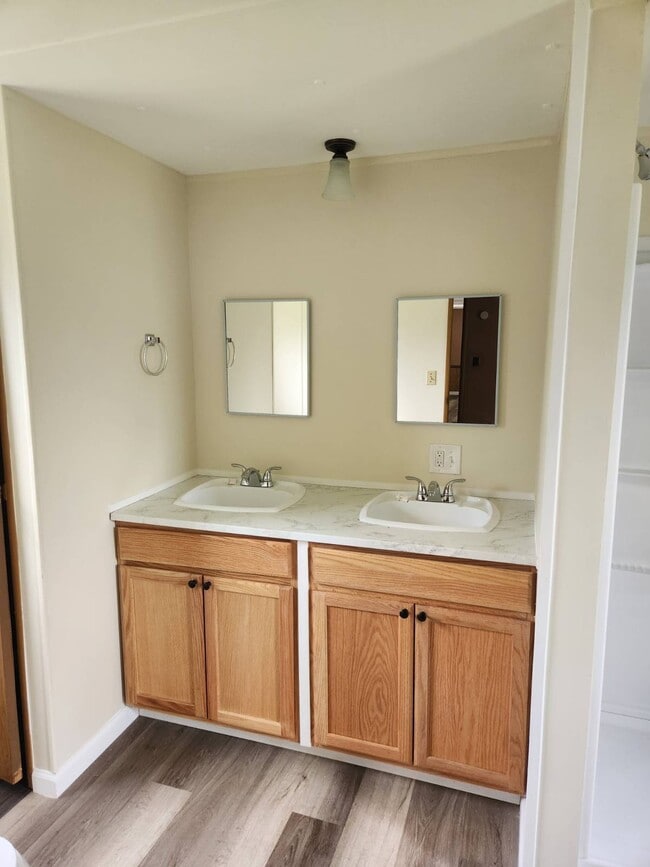 Building Photo - 908 Bernard Ln