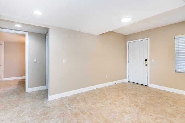 Building Photo - UPDATED GROUND FLOOR CONDO CLOSE TO 1-75