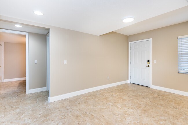 Foto del edificio - UPDATED GROUND FLOOR CONDO CLOSE TO 1-75