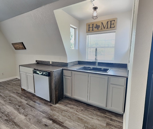 Building Photo - Private Back Unit Living with a Touch of Country Charm!