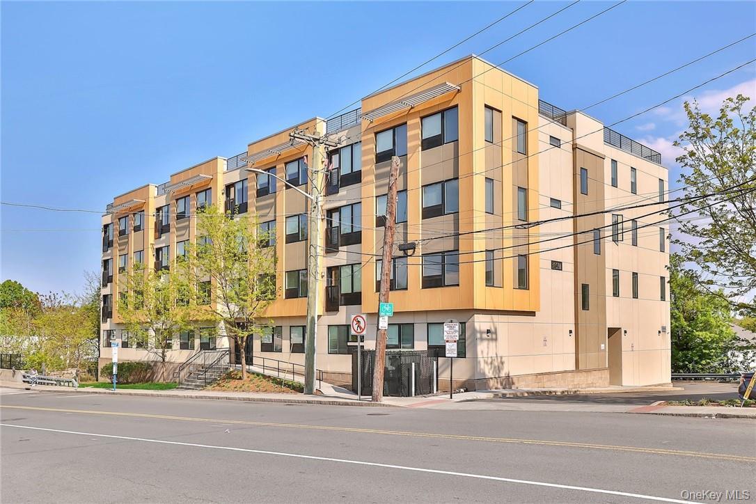 Primary Photo - 68 Lake St