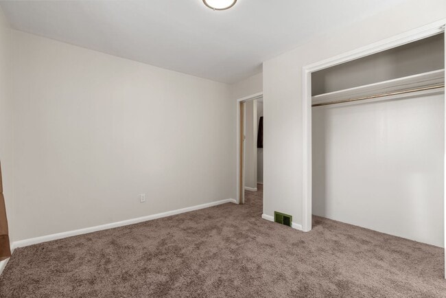 Foto del edificio - Stunning 3 bedroom home in McKees Rocks available now!