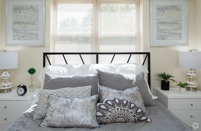 2BR, 1.5BA - 844 SF - Woodsdale Apartments