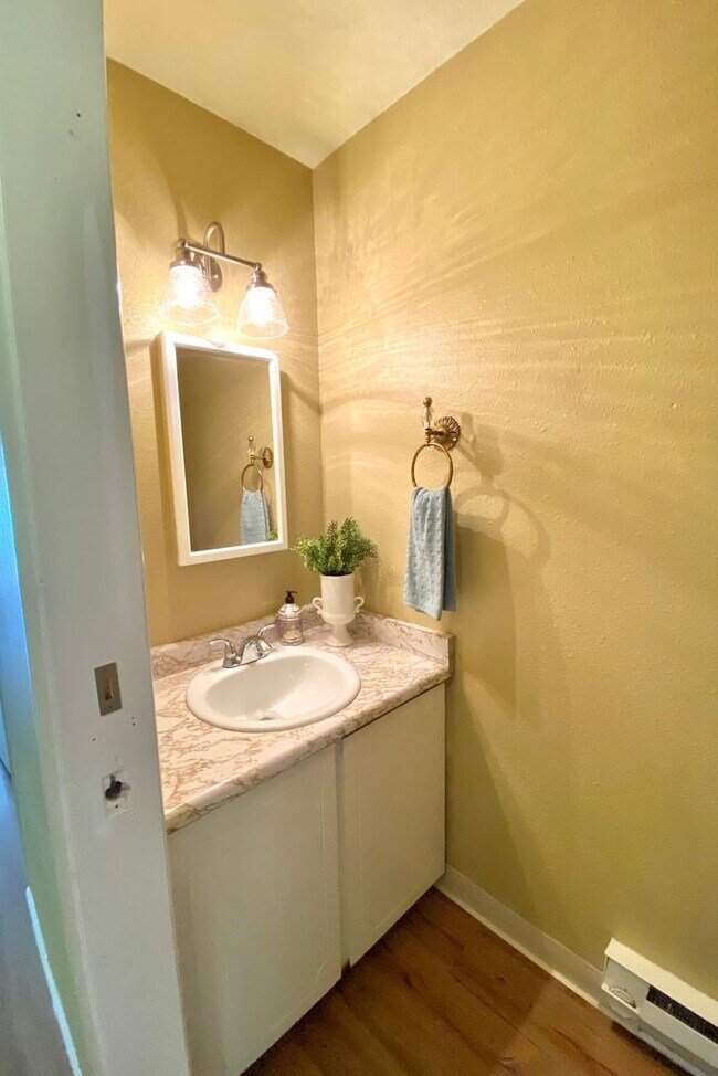 Foto del edificio - 2 Bedroom 1 1/2 Bath Townhome