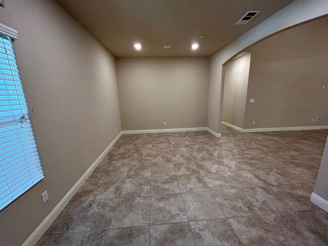 Building Photo - 3731 W Vine Ave