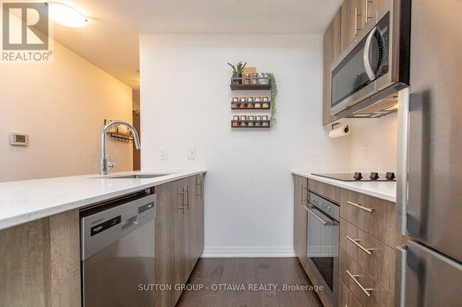 Photo du bâtiment - 805-1805 Carling Ave
