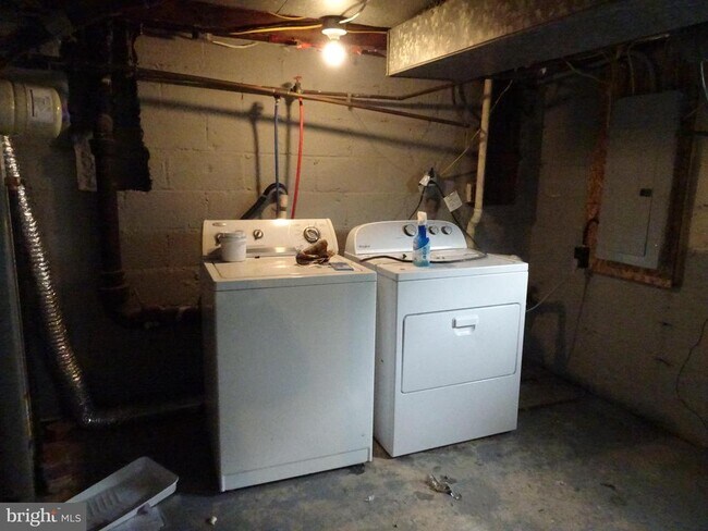 Building Photo - 605 Deemer Pl