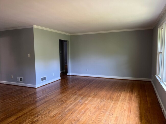 Building Photo - Renovated Rambler Close to Walter Reed, NI...