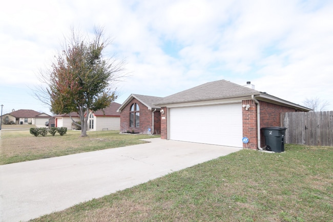 Building Photo - 2805 Bigleaf Dr