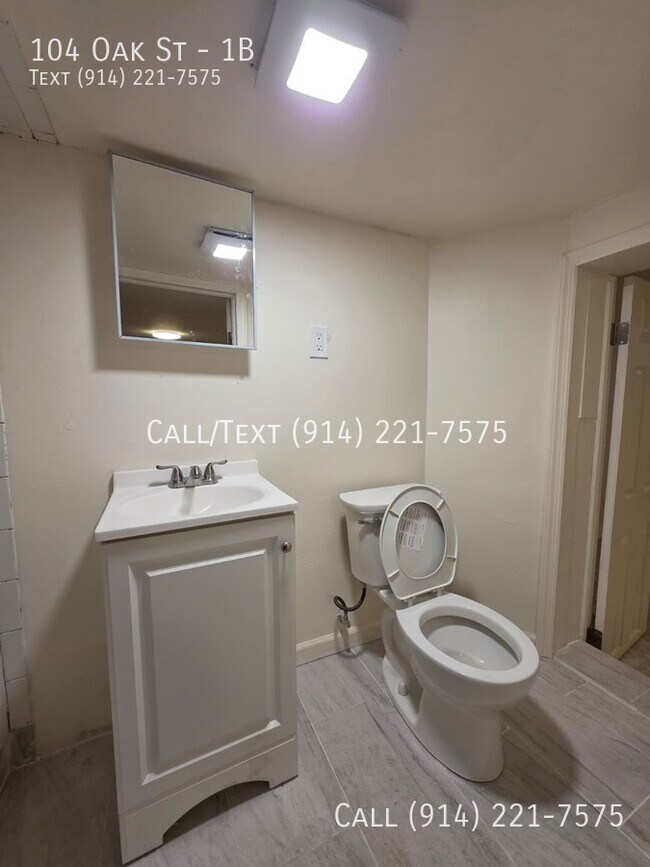 Building Photo - 104 Oak St