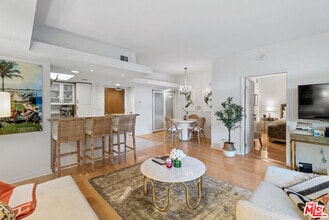 Building Photo - 13700 Marina Pointe Dr