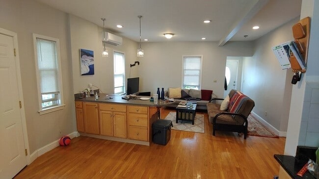 Building Photo - 33 Eastburn St