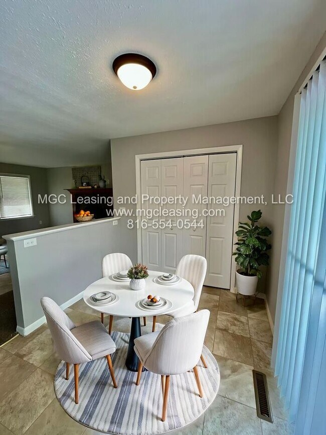 Building Photo - Single Family Home close to Historic Downtown Lee's Summit!