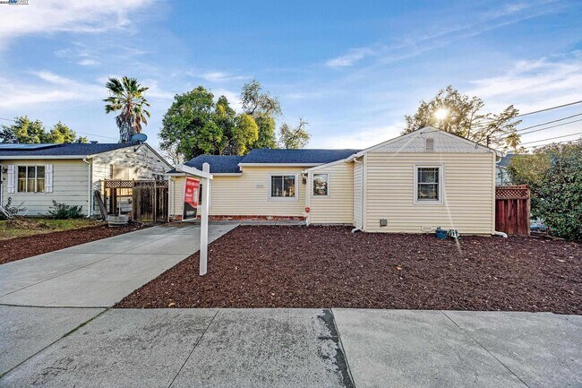 Foto del edificio - 2438 Upland Dr