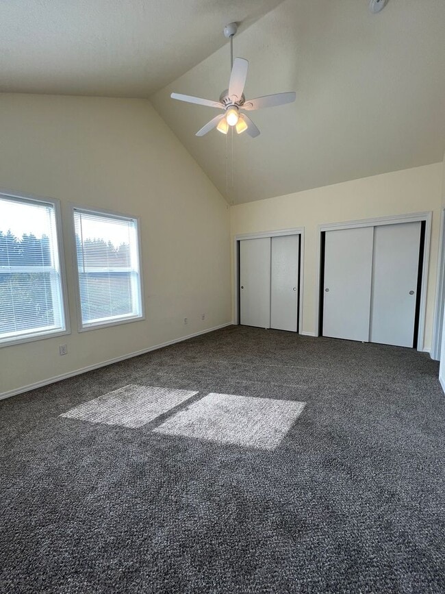 Building Photo - 3-bedroom 2 1/2 bath duplex in Springfield