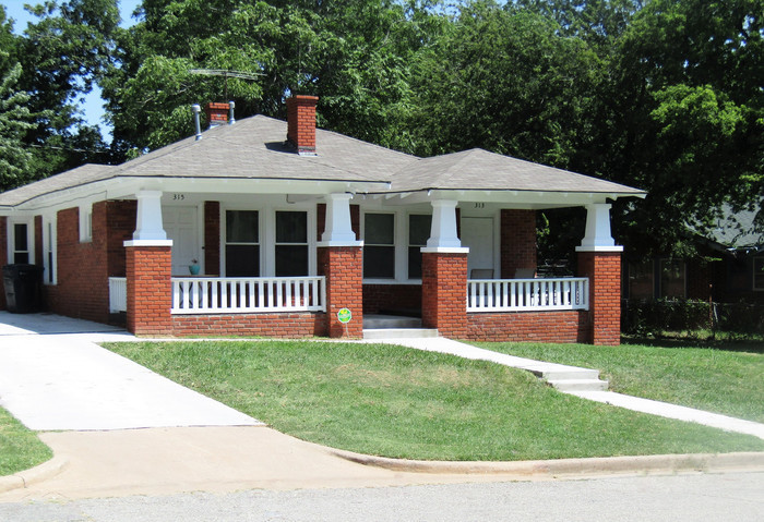 Primary Photo - Nice Duplex in Historic Crestwood!