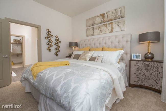 Building Photo - 1 br, 1 bath  - 9250 Pinecroft Dr