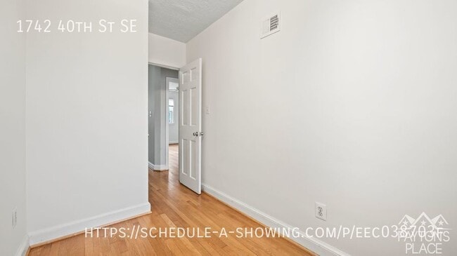 Building Photo - Vintage Townhome in with great yard space