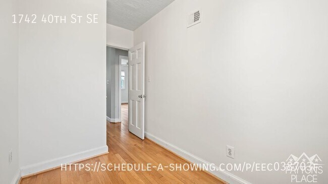 Foto del edificio - Vintage Townhome in with great yard space