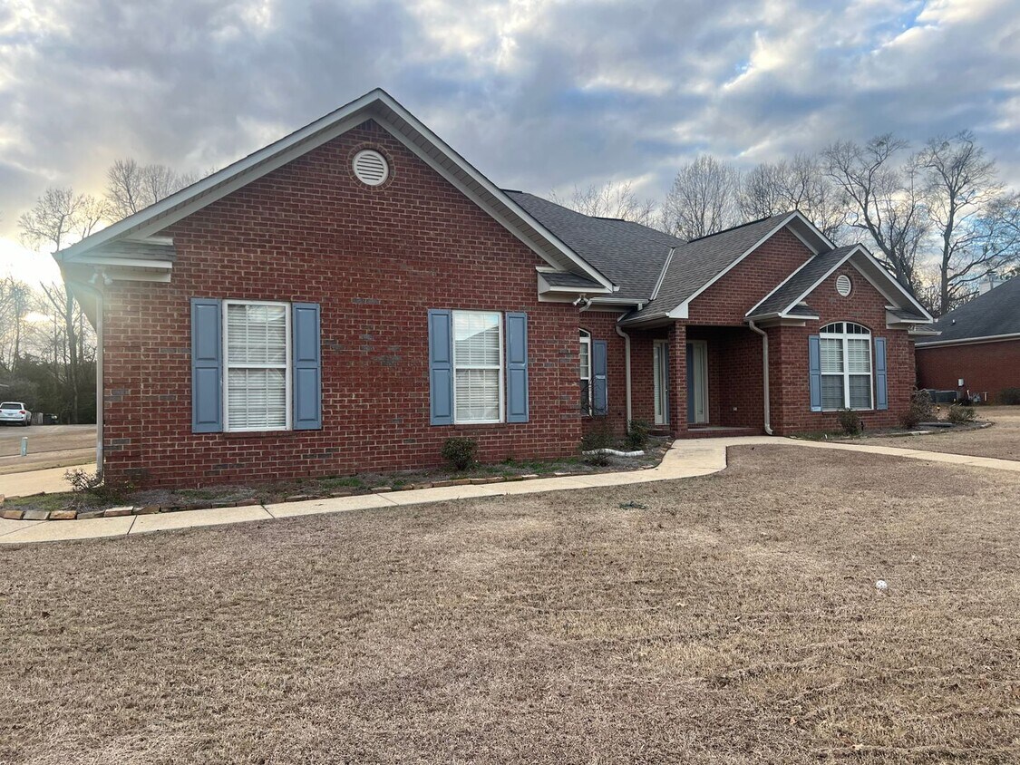 Primary Photo - Nice 4 Bedroom 2.5 Bath available in Tusca...