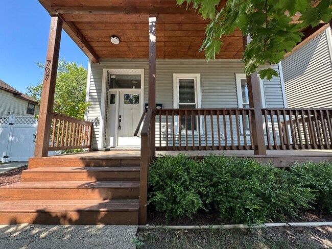 Foto del edificio - 707 Livingston Ave NE
