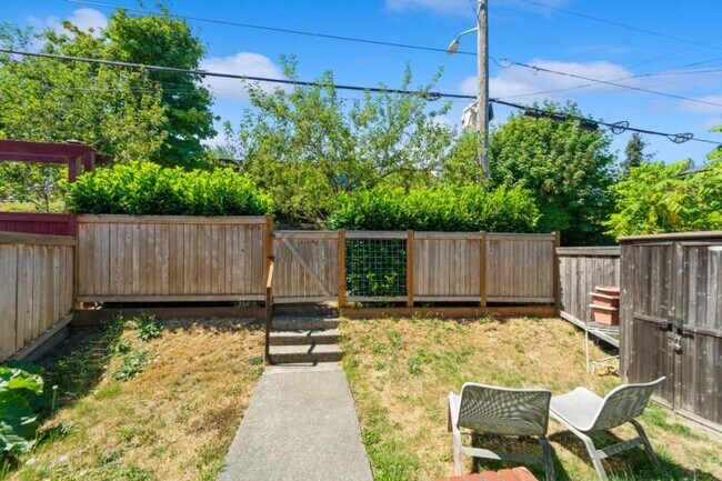 Foto del edificio - 3 bedroom in Seattle WA 98108