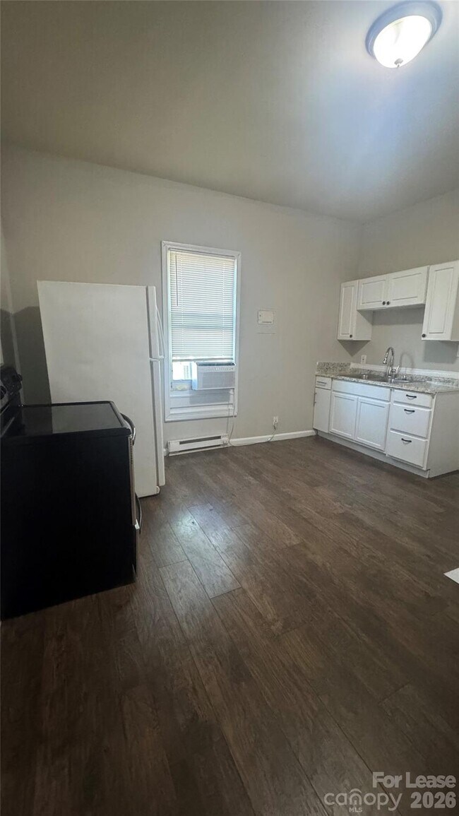 Building Photo - 617 Pinoca St