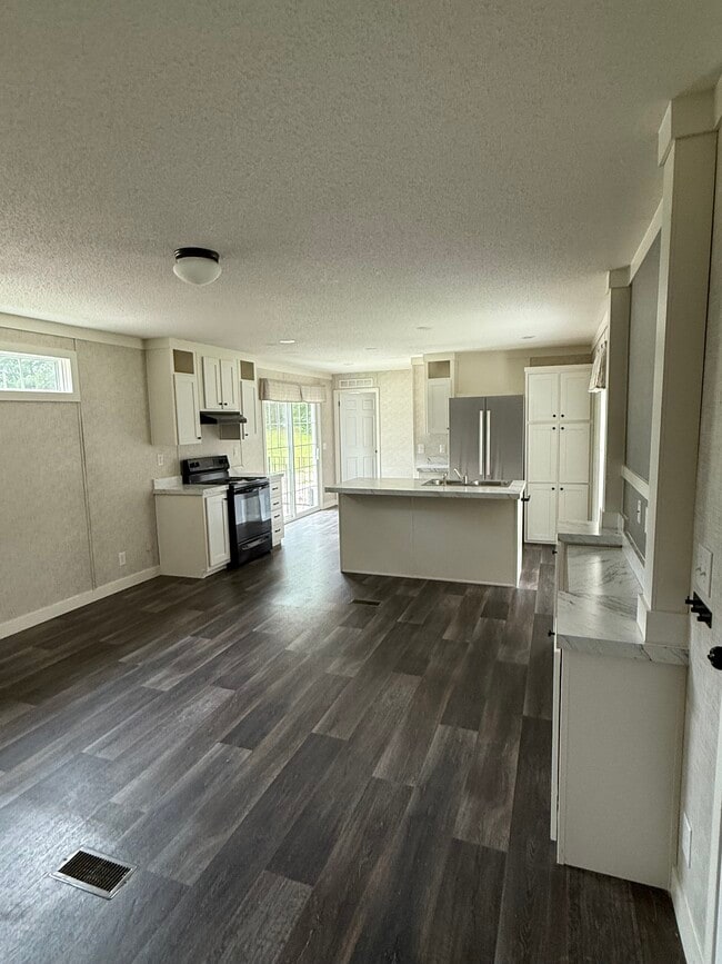 Building Photo - 463 Country Dr