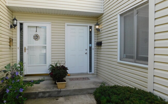 Building Photo - 1645 Hilton Head Dr