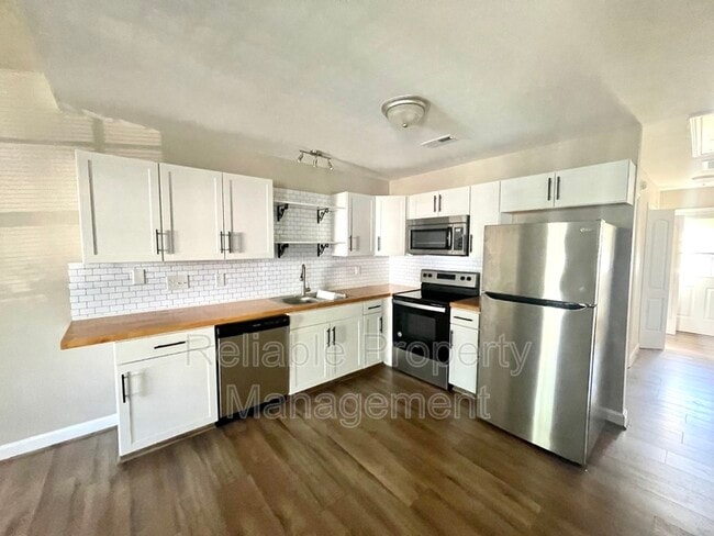 Building Photo - 438 E Rose St