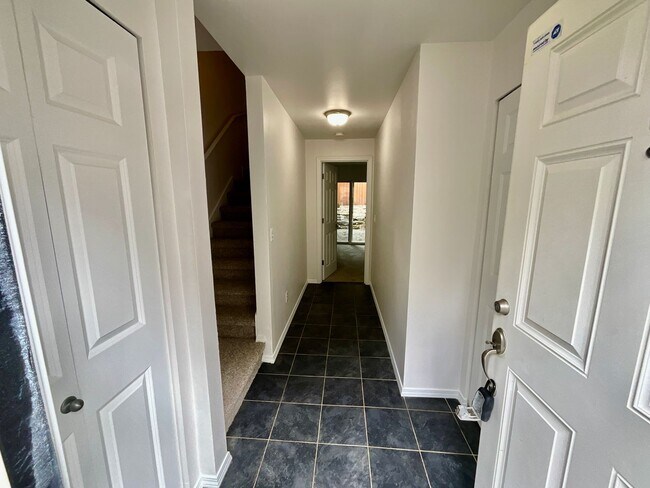 Foto del edificio - Updated 3-Bedroom Townhome with Private Ba...