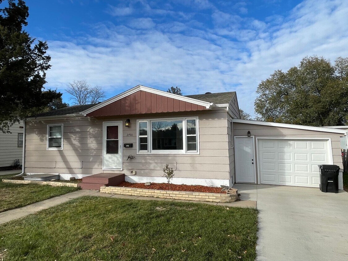 Foto principal - West Side 3 bedroom, 2 bathroom home for rent