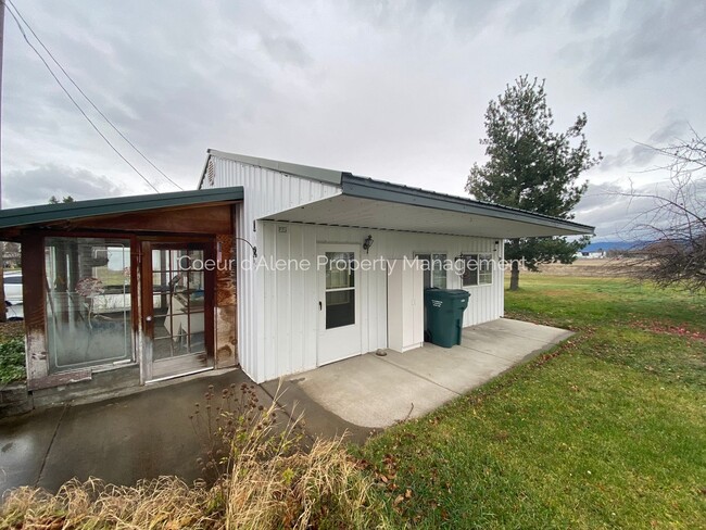 Building Photo - Studio House in Post Falls!