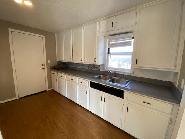Building Photo - 1 Bedroom Apartment Garage in EL Reno Okla...