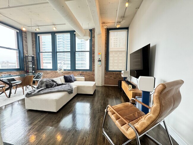 Building Photo - 124 W Polk St