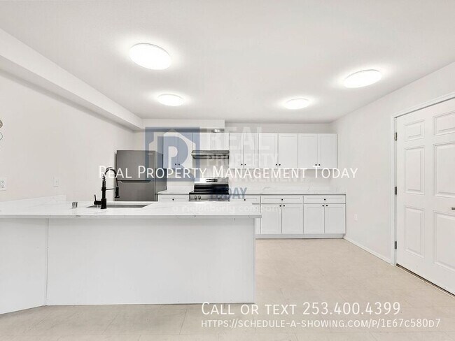 Building Photo - 7843 Pacific Ave