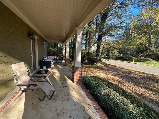 Building Photo - Three Bedroom Near Downtown