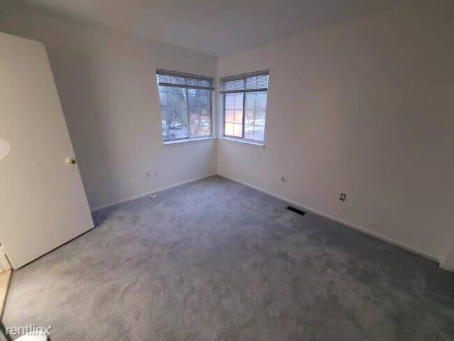 Building Photo - 3 br, 1.5 bath Townhome - 91 Cortland Ln