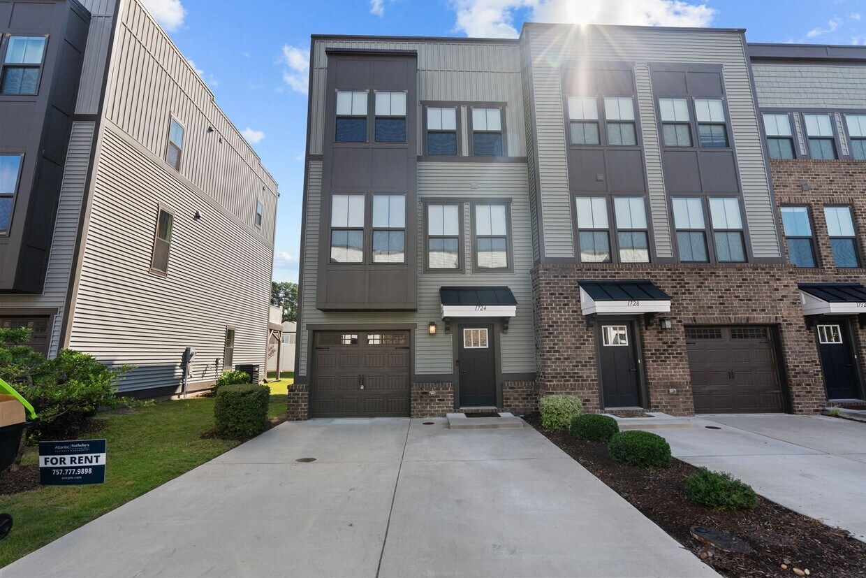 Primary Photo - Stunning three-level townhouse in the hear...