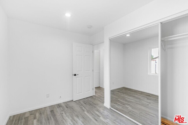 Building Photo - 7309 N Wilbur Ave