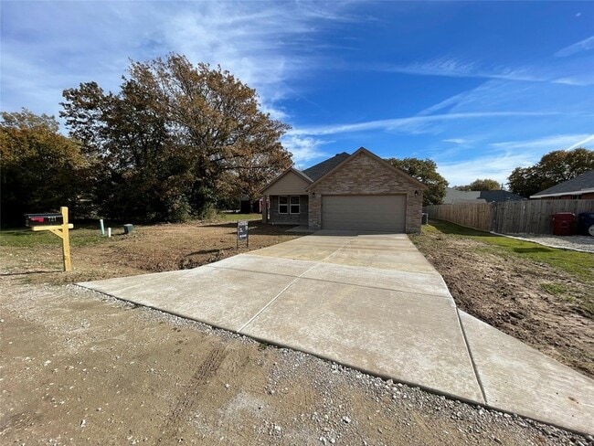 Building Photo - 721 Hillburn Dr