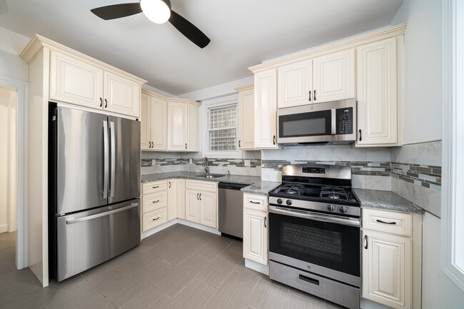 Building Photo - 810 Pavonia Ave
