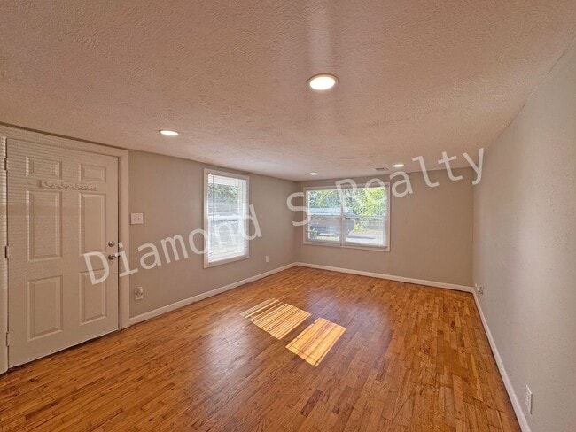 Building Photo - Charming and Clean 2 Bedroom Home Availalbe!