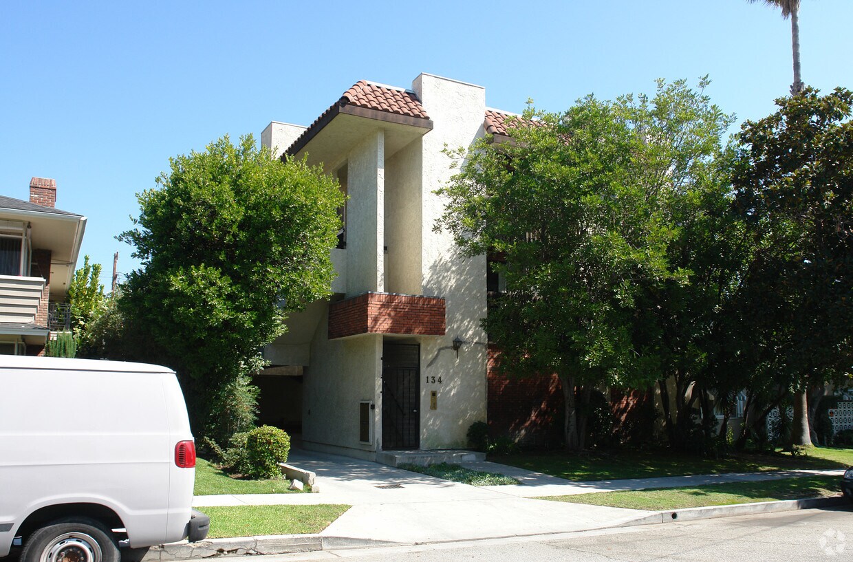 Primary Photo - 134 N Cedar St