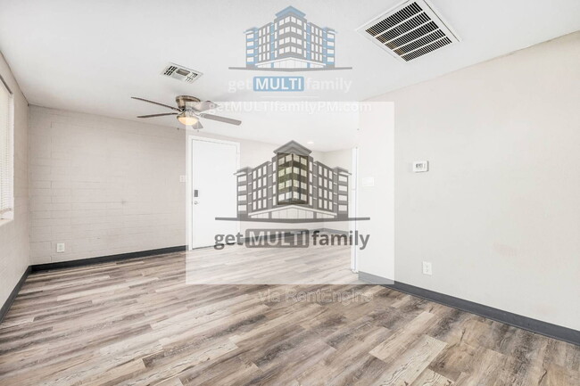 Photo - 1402 W Mercer Ln Apartment