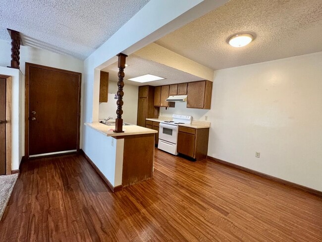 Foto del edificio - Pre-Leasing Now! Modern 2 Bed, 1 Bath – Centrally Located!