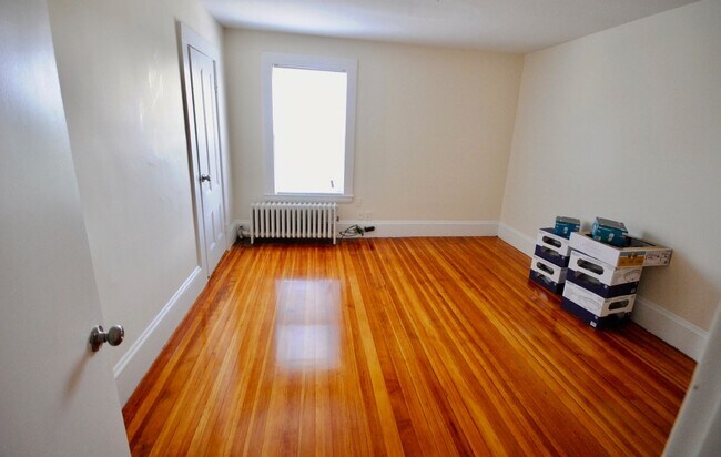Building Photo - 52 Dickens St