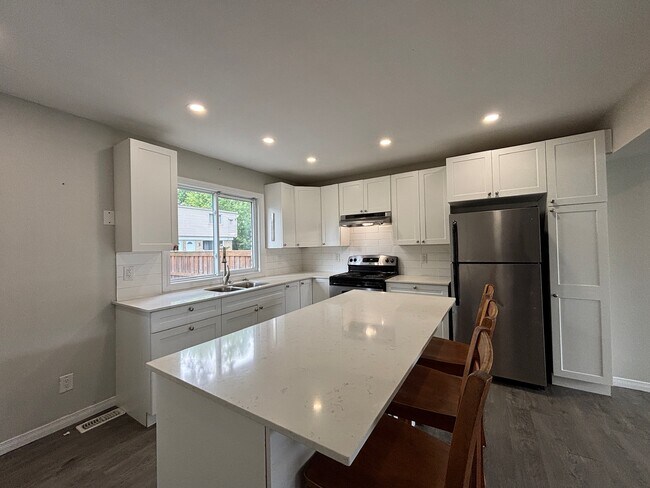 Photo du bâtiment - Freshly Renovated 2 Bed 1 Bath Townhome in...